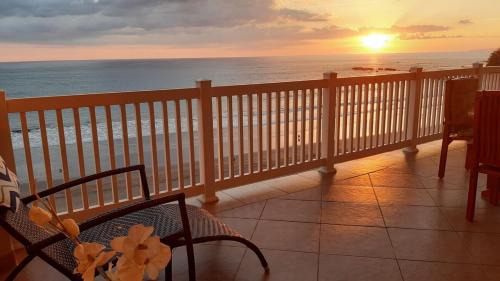Barrio Los Villalobos Appartement | The Palms Jaco 1001 penthouse on the beach