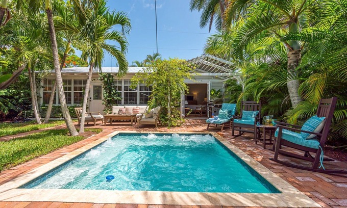 Flamingo Parks Maison | Palm Garden Resort Style Oasis - Jacuzzi + Pool! *4BR with Private Guesthouse*