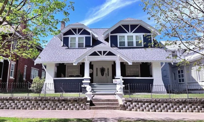 Huntington Maison | The Park House - 5-BR 3.5 BTH house with WiFi, near Ritter Park in Huntington