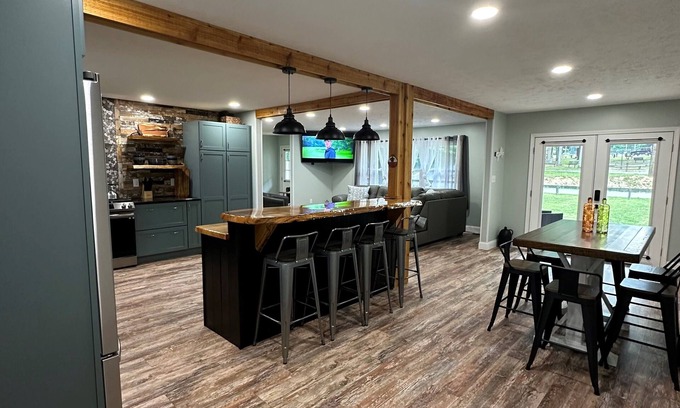 Fayetteville Maison | The Park House sleeps 9 comfortably. Come visit the NRGNP in wild, wonderful WV.