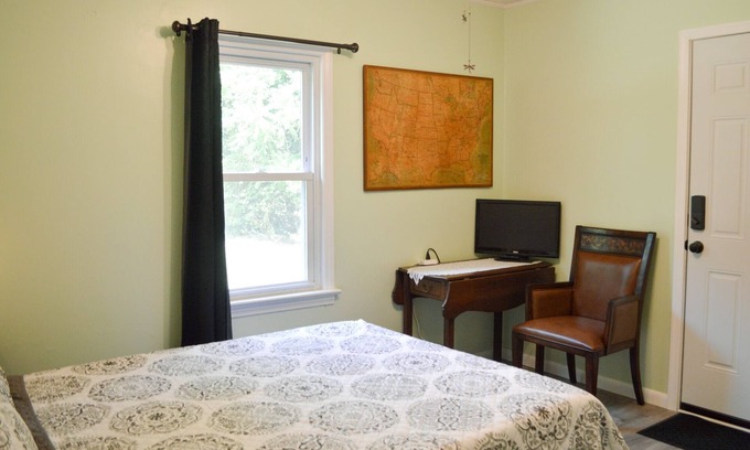 Franklin Appartement | The Parlor in the Pines - getaway studio