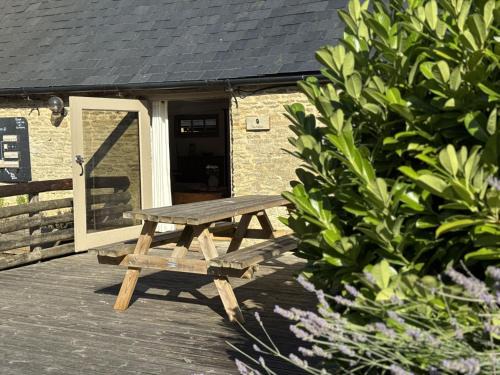 Lechlade Maison | The Parlour Cotswolds Farm Stay With Pool