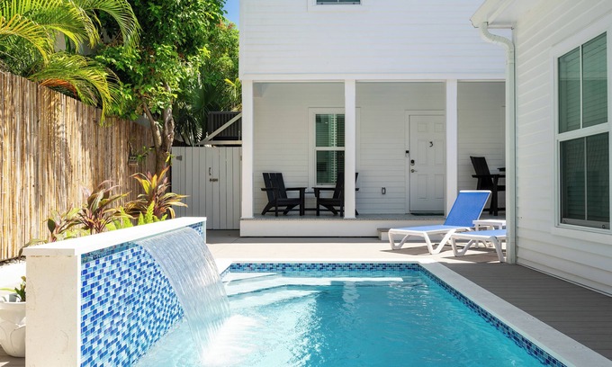 White Street Gallery District Maison | The Pathway To Paradise