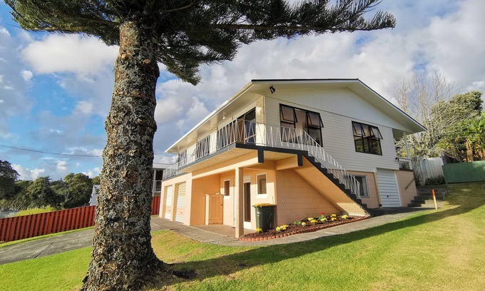 Snells Beach Maison | The Peach on the Beach! Pick up the paddle board and go!