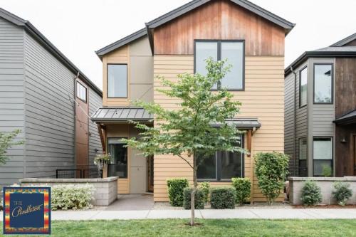 Eugene Maison | THE PENDLETON - Walkable - Arcade Loft - Modern- Light & Bright