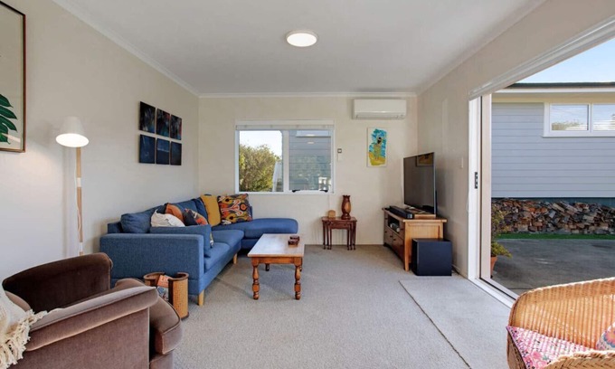 Te Atatu Peninsula Maison | The Peninsula Riverside Abode with Garden Views