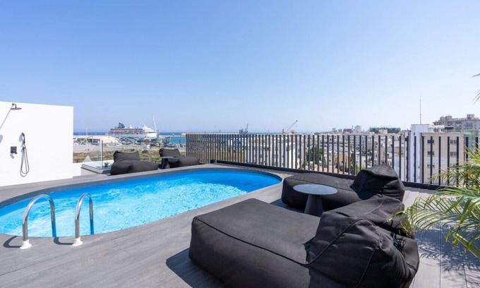 Larnaca Appartement | The Penthouse: 3BR Seaview-Private Pool in Larnaca