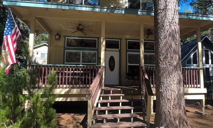Lake Almanor Country Club Maison | À voir! Beau 3 Bdrm, 2 BA cabine étapes du tennis, plage et terrain de jeux!