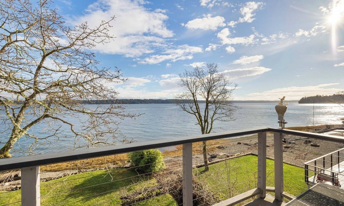 Allyn Maison | Waterfront house in beautiful Grapeview with WiFi, AC