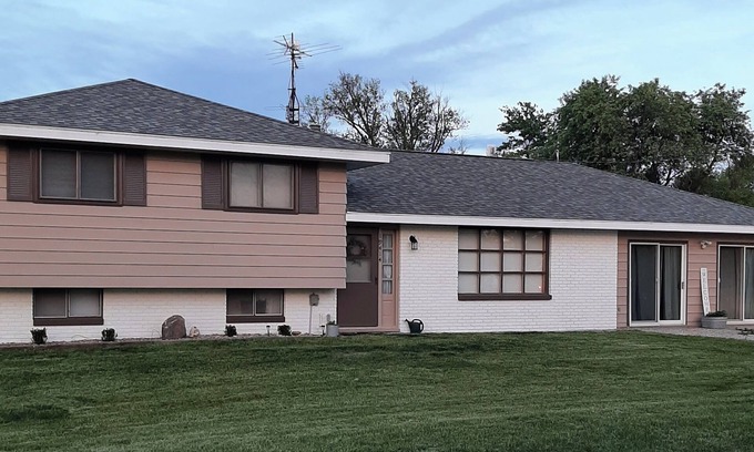 Laura Maison | The Perry House- Charming 3-bedroom house with AC and WiFi in serene Monica