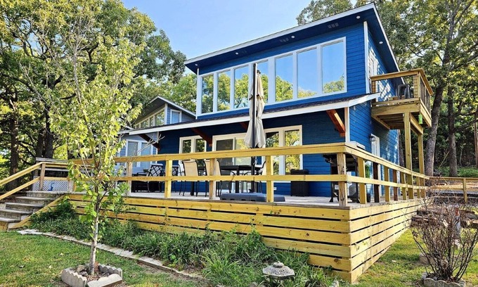 Park Hill Cabine | The Pettit Bay Hideaway - Lakeview, Pool, Wifi, Large Deck, Firepit, and More!