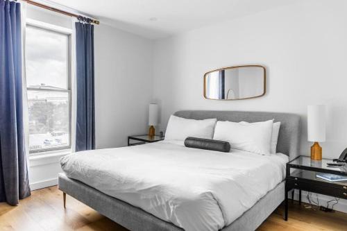 Bangor Appartement | The Phenix, Historic Bldg, King Bed, Room # 305