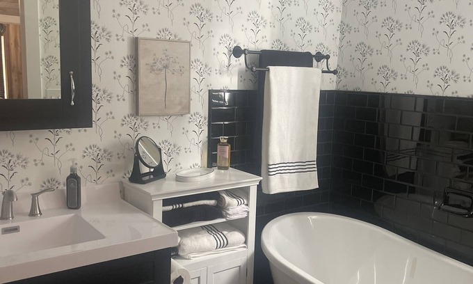 Wellfleet Maison | The Pink House - Charming, fully renovated, quiet getaway