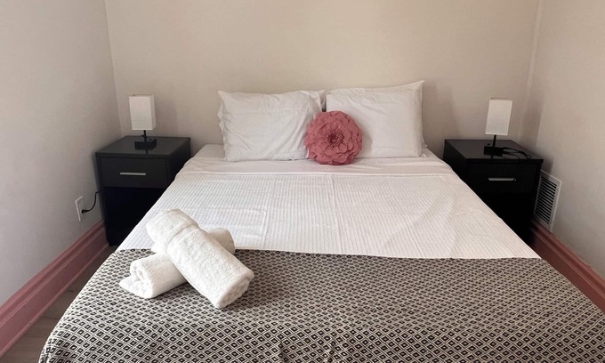 Downtown Niagara Falls Maison | The pink house walk to the Falls