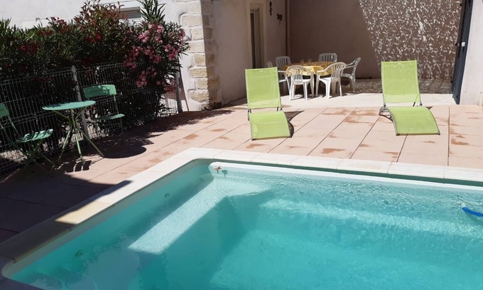 Le Cailar Maison | La villa rose, jolie maison de village en Camargue avec piscine