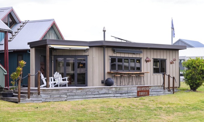 Pauanui Maison | The Pirate's Rest, a tiny home by the beach.