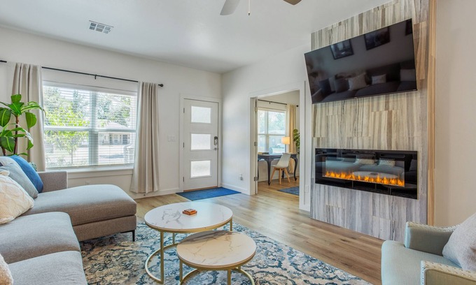 Central Oklahoma City Maison | ★The Plaza Retreat★ Outdoor Fire Pit, Fast Wi-Fi, Close To Everything