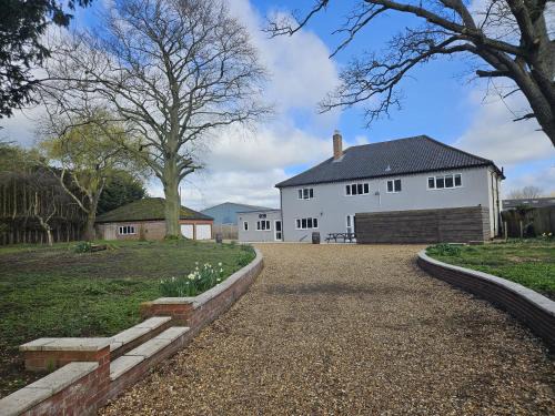 Foxley Maison | The Plough Inn Farmhouse - Private Holiday House