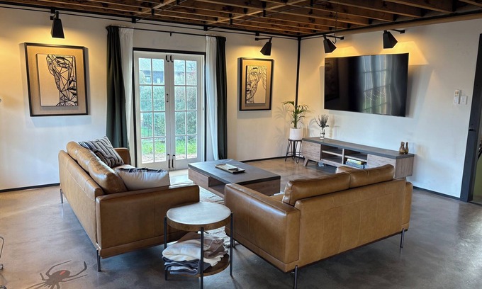 Oatlands Cottage | The Podium - Modern Cottage - Central Oatlands Accommodation, Tasmania