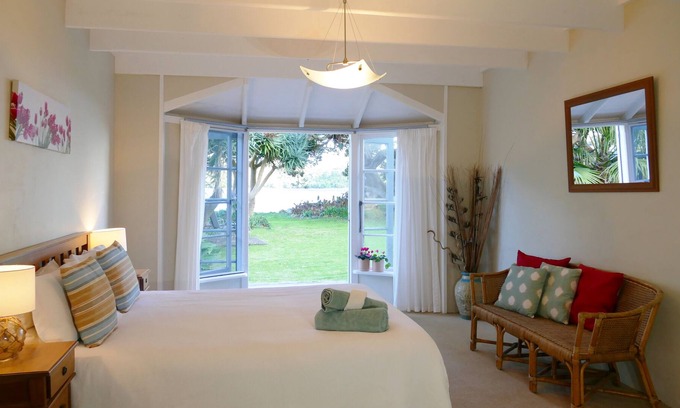 Te Tii Maison | The Pohutakawa Beach House at Tapuaetahi, Kerikeri.