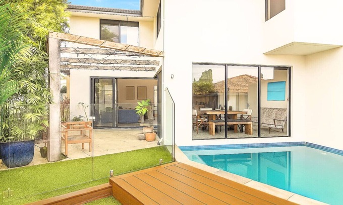 Kingsley Maison | The Poolside Getaway