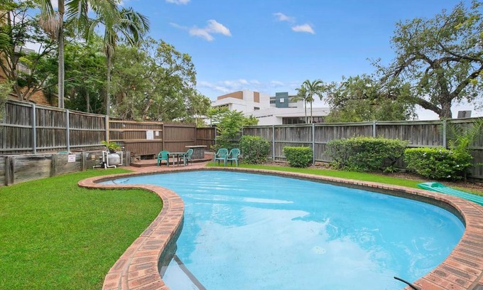 Auchenflower Appartement | The Poolside Perch - A Breezy Balcony Gem