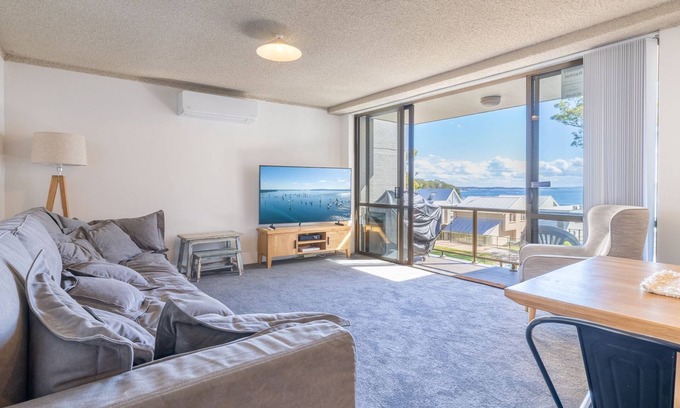 Nelson Bay Appartement | The Poplars, 8-36 Magnus St - fantastic water views, pool and WiFi