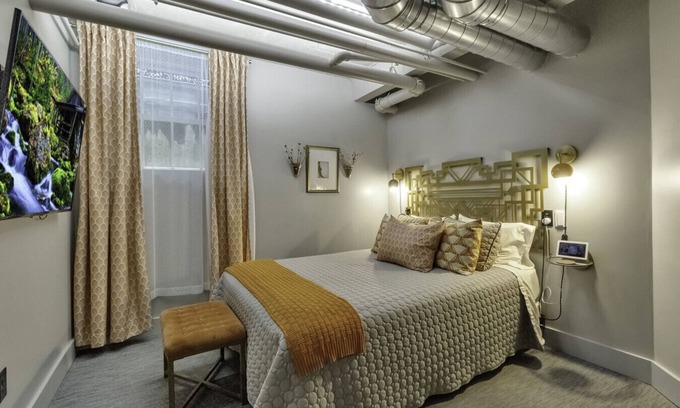 East Aurora Hôtel | The Pretty Boy Floyd Room @ The Bank