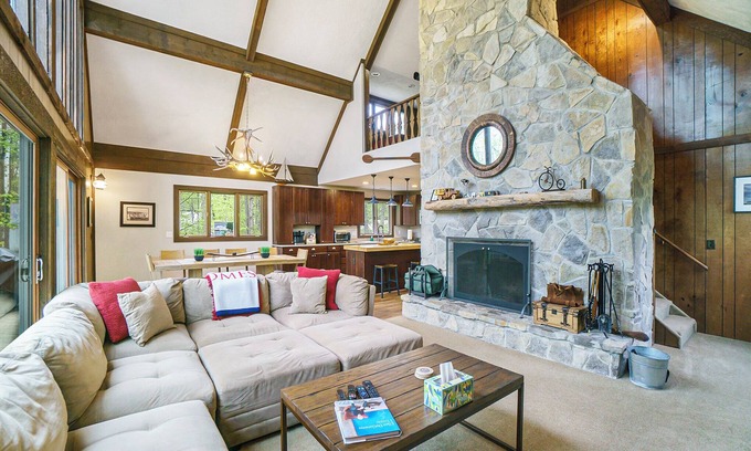 Michaywe Maison | The Quack Shack - Spacious 5BR | 9 Beds | Sleeps 14 | Retreat | Game Room, Pool & Hot Tub Access