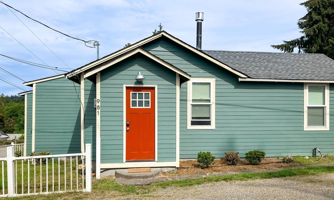 Retsil Maison | The Quacker Jack | Cozy house in Port Orchard with Gas Fireplace - dog-friendly