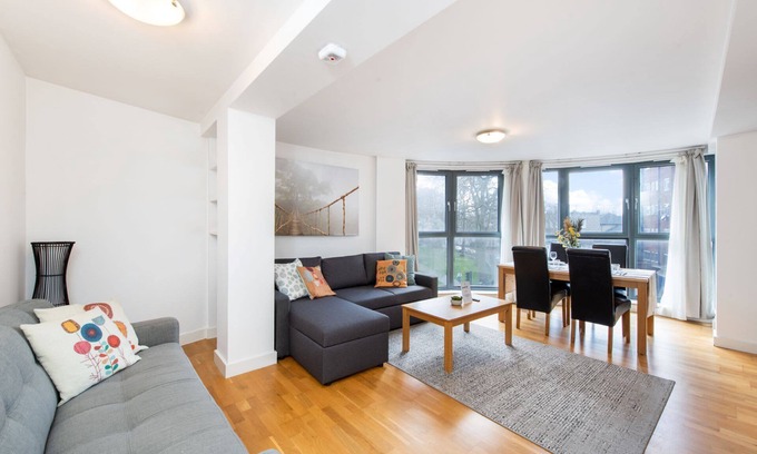 St. Pancras and Somers Town Appartement | The Queen's retreat - Camden - by Frankie Says
