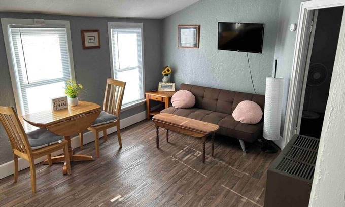 Pine City Appartement | Quirky but Clean - Upper Duplex in quaint downtown Pine City.