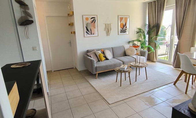 Pin - Vert Galant Appartement | The racing n est, comfortable 2 bedroom apt, balcony, close to circuit