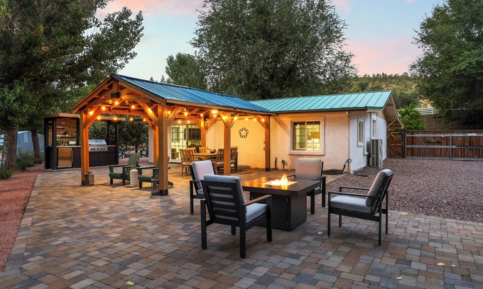 Payson Maison | The RANCH - Creek - Fenced Dog Yard - 2 Acres - Hot Tub