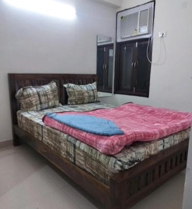 Sainik Farm Appartement | The Raveesh Apartment B6