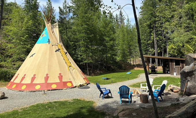 Boundary County Location De VR | The Raven's Nest Teepee . Nestled in the Selkirk Mountain range, in Naples Idaho