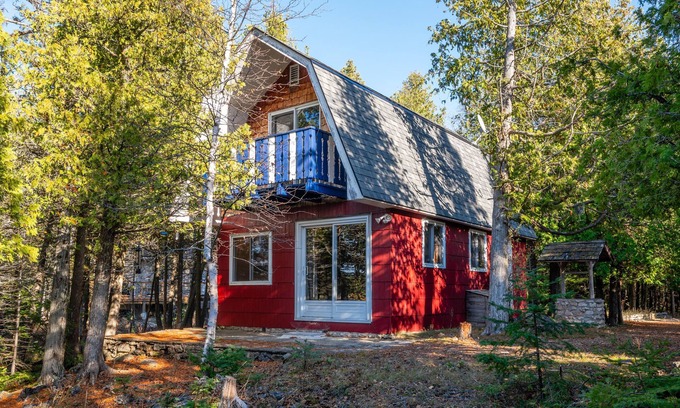 Northern Bruce Peninsula Cottage | This cottage is a 2 bedroom(s), 1 bathrooms, located in Tobermory, ON.