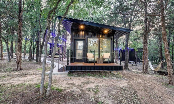 Alvord Maison | The Red Bird | Treehouse Stay + Pickleball Court