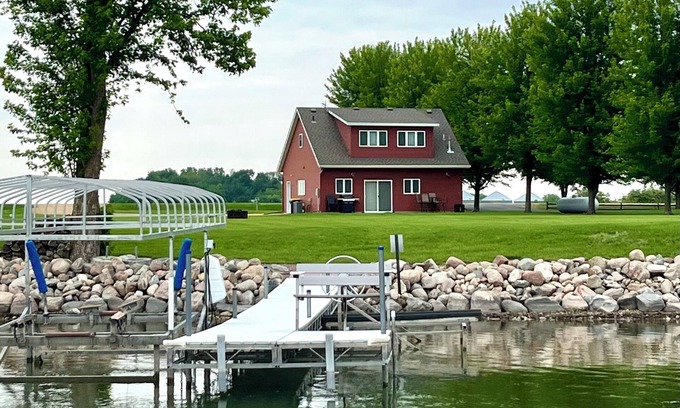 Saint James Cabine | The Red Cabin on Long Lake