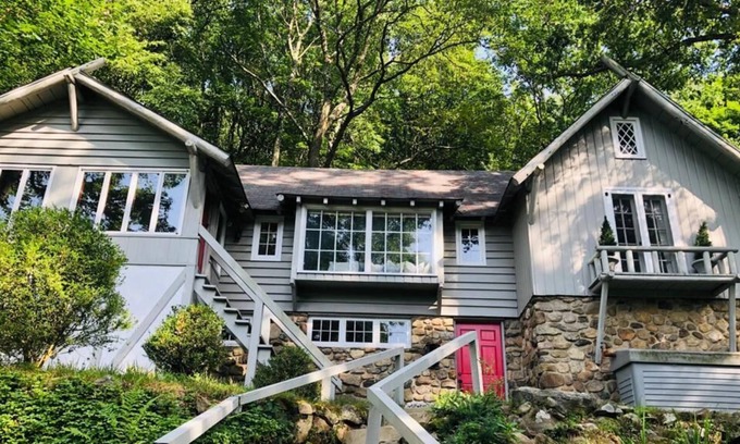 Lake Mohawk Maison | The Red Door Cabin at Lake Mohawk