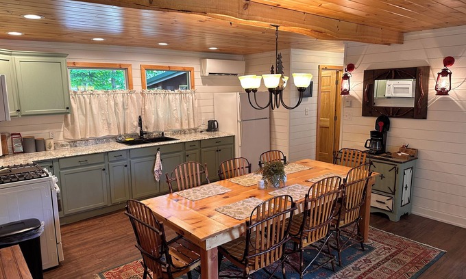 Inlet Cottage | Chalet privé niché entre de grands pins près du cœur des Adirondacks