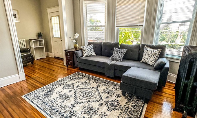 Albany Maison | "The Red House" 4 Bedroom/Sleeps 8 in the heart of Albany NY