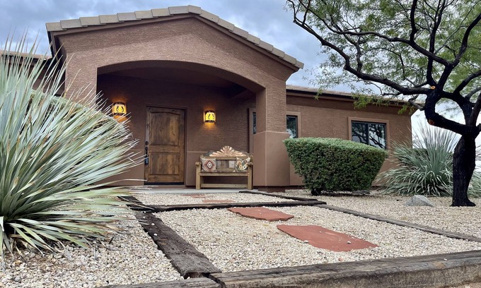 Desert View Village Maison | The Redbird, Dog-friendly Gem in Cave Creek