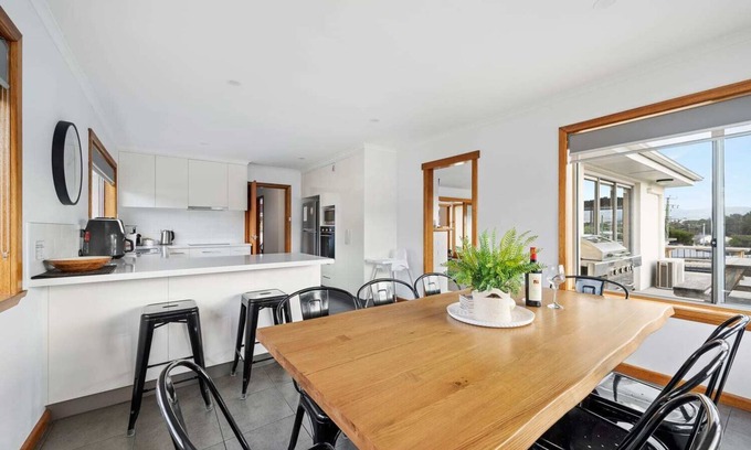 Warrane Maison | "The Residence" -Sleeps 11, Ideal for Large Groups.
