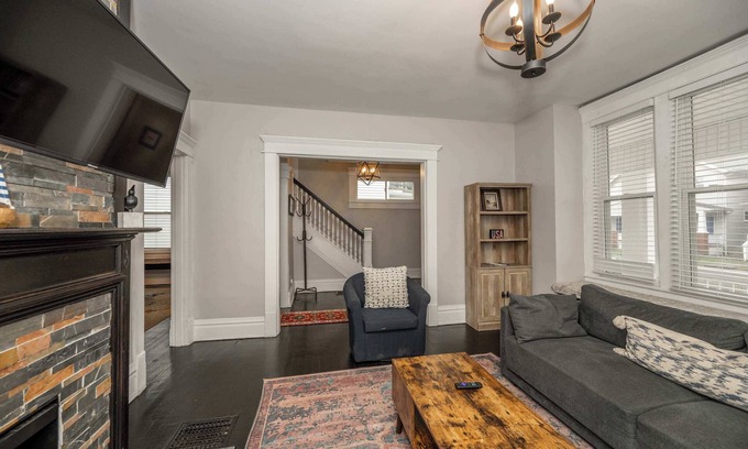 Livingston Park Maison | The Restful Roost w Hot Tub