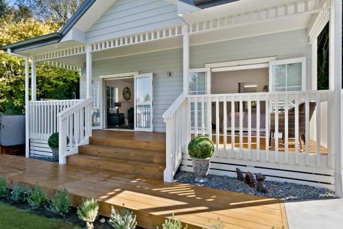 Rangatira Park Lit Et Petit-Déjeuner | The Retreat Luxury Garden Villa