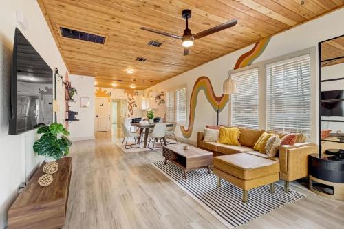 Eastside Promise Neighborhood Maison | The Retro Retreat - Close to Downtown, Fort Sam
