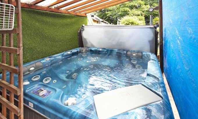 Smethwick Maison | The reunion Pad with a Hot Tub Bar EV Charger & Karaoke Machine in Birmingham