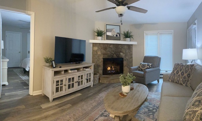 Blowing Rock Copropriété | The Rhodie Blowing Rock. Ground Floor Condo. 2BR 2BA Walk to Town.