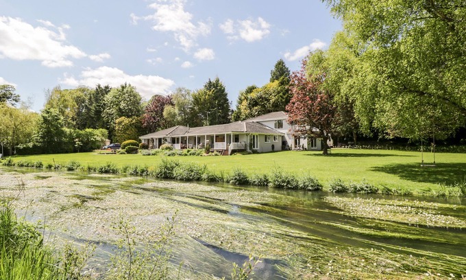 Durrington Maison | THE RIVER HOUSE. AVON VALLEY. STONEHENGE (WITH FISHING) in Salisbury